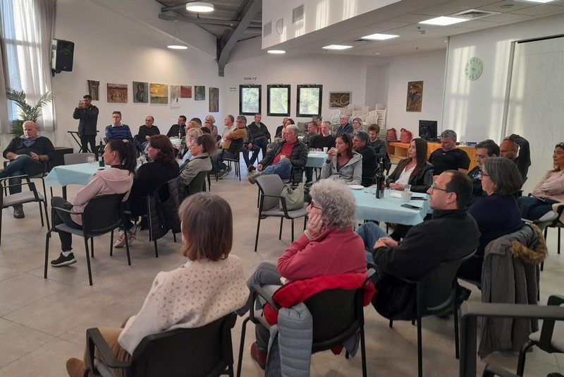 ותיקות וותיקים במפגש שיתוף ציבור