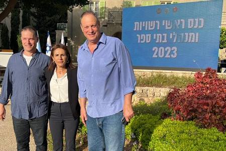 אילנית ערן - מנהלת בית הספר העמק המערבי, דודו גורן - מנהל אגף החינוך במועצה וצחי אייזנר - מנכל המועצה בטקס