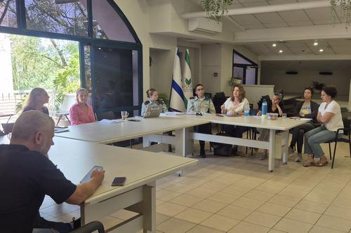 נציגי צהל ונציגות ונציגי המועצה במהלך הפגישה