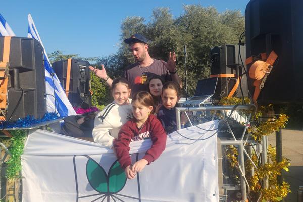 ילדות על עגלת המוזיקה הניידת