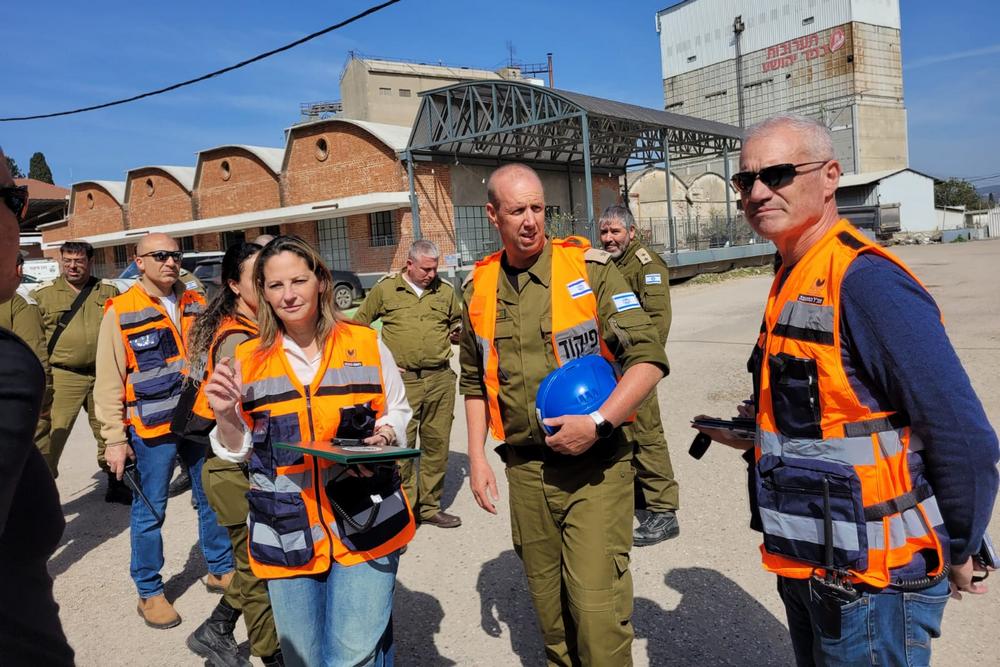 צוות בעלי תפקידים של המועצה עם היקלר ונציגי פיקוד העורף