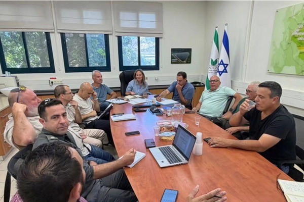 דיון בהשתתפות ראשת המועצה, מנכל המועצה, סמנכל התפעול, מנהל אגף חירום וביטחון, נציגי משטרת ישראל, מגב וגורמי מקצוע