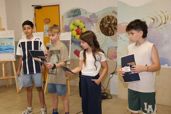 תלמידים ותלמידות משתתפים.ות בתערוכת הצילומים