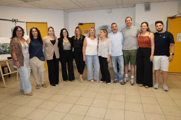 צוות בית הספר והשותפים.ות לאירוע בתמונה קבוצתית