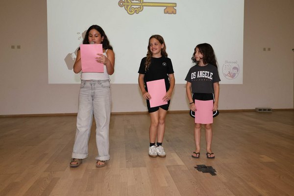 שלוש בנות על הבמה בטקס סיום תכנית אליס קוד