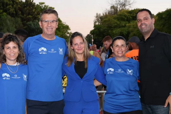 ראשת המועצה עם מנכלית עמותת כחול לבן, מנהל אגף הספורט, סגן ראשת המועצתה ומנהלת אגף תכנון שירות ואסטרטגיה במועצה